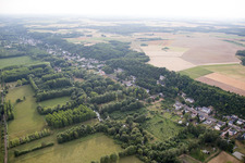Vue aérienne de Décollage en montgolfière devant le Château de Perreux à Nazelles-Negron à Nazelles-Négron dans le département Indre et Loire, France