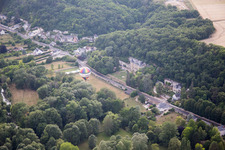 Vue aérienne de Décollage en montgolfière devant le Château de Perreux à Nazelles-Negron à Nazelles-Négron dans le département Indre et Loire, France