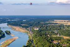 Vue aérienne de Montgolfière au-dessus de la Loire et du complexe du château de Chaumont à Chaumont-sur-Loire dans le département Loir et Cher, France