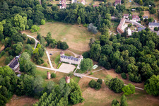 Vue aérienne de Parc du château depuis le château à Vitry-aux-Loges dans le département Loiret, France