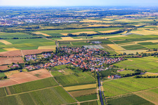 Vue aérienne de Vue du village depuis le sud à Impflingen dans le département Rhénanie-Palatinat, Allemagne