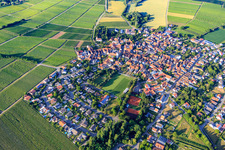 Vue aérienne de Vue d'ensemble du village depuis l'ouest à le quartier Mörzheim in Landau in der Pfalz dans le département Rhénanie-Palatinat, Allemagne