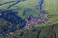 Vue aérienne de Vue d'ensemble du village au bord du Haardt depuis le sud-ouest à Leinsweiler dans le département Rhénanie-Palatinat, Allemagne