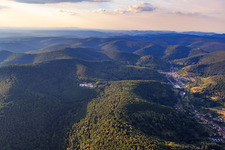 Vue aérienne de Clinique spécialisée Eußerthal dans la forêt à Eußerthal dans le département Rhénanie-Palatinat, Allemagne