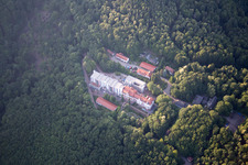 Vue aérienne de Clinique spécialisée Eußerthal. Clinique de réhabilitation des toxicomanes à Eußerthal dans le département Rhénanie-Palatinat, Allemagne