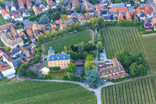Vue aérienne de Hôtel Schloß Edesheim, Hôtels privés Dr. Lohbeck GmbH & Co. KG à Edesheim dans le département Rhénanie-Palatinat, Allemagne