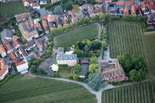 Vue aérienne de Hôtel Schloß Edesheim, hôtels privés Dr. Lohbeck GmbH & Co. KG à Edesheim dans le département Rhénanie-Palatinat, Allemagne