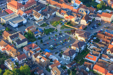 Vue aérienne de Paul-Gillet-Platz avec MVZ Südpfalz et Sparkasse Südpfalz à Edenkoben dans le département Rhénanie-Palatinat, Allemagne