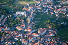 Vue aérienne de Bâtiment de l'église Saint-Louis dans le vieux centre-ville du centre-ville à Edenkoben dans le département Rhénanie-Palatinat, Allemagne