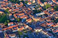 Vue aérienne de Place Paul Gillet à Edenkoben dans le département Rhénanie-Palatinat, Allemagne