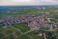 Vue aérienne de Maikammer dans le département Rhénanie-Palatinat, Allemagne