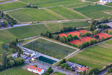 Vue aérienne de Terrains de tennis du Tennisclub 1896 Rot-Weiss eV et de la Tennisschule Neustadt à le quartier Hambach an der Weinstraße in Neustadt an der Weinstraße dans le département Rhénanie-Palatinat, Allemagne