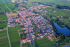 Vue aérienne de Vue de la ville depuis le nord-ouest à Kirrweiler dans le département Rhénanie-Palatinat, Allemagne