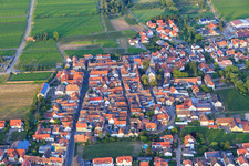 Vue aérienne de Centre du village vu de l'ouest à Kirrweiler dans le département Rhénanie-Palatinat, Allemagne