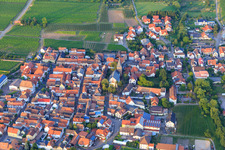 Vue aérienne de Centre du village vu de l'ouest à Kirrweiler dans le département Rhénanie-Palatinat, Allemagne
