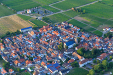 Vue aérienne de Église catholique de l'Exaltation de la Croix à Kirrweiler dans le département Rhénanie-Palatinat, Allemagne