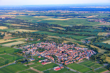Vue aérienne de Vue d'ensemble du village depuis le nord-ouest à Venningen dans le département Rhénanie-Palatinat, Allemagne