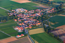 Vue aérienne de Vue d'ensemble du village depuis le nord-ouest à Kleinfischlingen dans le département Rhénanie-Palatinat, Allemagne