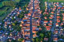 Vue aérienne de Rue principale à Freimersheim dans le département Rhénanie-Palatinat, Allemagne