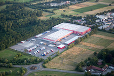 Vue aérienne de Quincaillerie du siège social de Hornbach dans la zone industrielle de Bornheim à Bornheim à le quartier Dreihof in Essingen dans le département Rhénanie-Palatinat, Allemagne