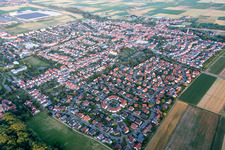 Vue aérienne de Vue des rues et des maisons des quartiers résidentiels à le quartier Offenbach in Offenbach an der Queich dans le département Rhénanie-Palatinat, Allemagne