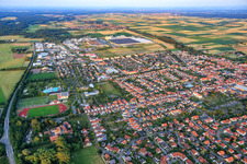 Vue aérienne de Vue de la ville depuis l'ouest à le quartier Offenbach in Offenbach an der Queich dans le département Rhénanie-Palatinat, Allemagne