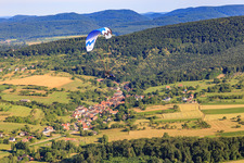 Vue de la ville depuis le sud avec un paratrike à Gœrsdorf dans le département Bas Rhin, France