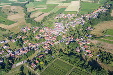 Vue aérienne de Champs agricoles et terres agricoles à Oberhoffen-lès-Wissembourg dans le département Bas Rhin, France