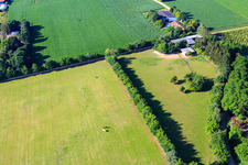 Paddock de Trakehner-Friedrich à Minfeld dans le département Rhénanie-Palatinat, Allemagne du point de vue du drone