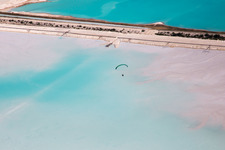 Marron - Champs de sel blancs pour la production de sel à Rosières-aux-Salines dans le département Meurthe et Moselle, France vue d'en haut