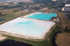 Marron - Champs de sel blancs pour la production de sel à Rosières-aux-Salines dans le département Meurthe et Moselle, France depuis l'avion
