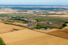 Piste et voie de circulation de l'aérodrome Chambley Planet'Air à Saint-Julien-les-Gorze à Saint-Julien-lès-Gorze dans le département Meurthe et Moselle, France