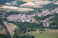 Vue aérienne de Vue sur le village à Thiaucourt-Regniéville dans le département Meurthe et Moselle, France