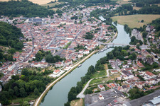 Vue aérienne de Les berges de la Meuse à Saint-Mihiel dans le département Meuse, France