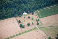 Vue aérienne de Marbotte, cimetière des sépultures de guerre à Apremont-la-Forêt dans le département Meuse, France