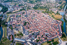 Vue aérienne de Centre-ville en centre-ville entre les rives de la Moselle et du canal Rhin-Marne à Toul dans le département Meurthe et Moselle, France