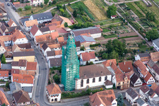 Vue aérienne de Tour d'église échafaudé et toit de tour de l'église catholique à le quartier Ottersheim in Ottersheim bei Landau dans le département Rhénanie-Palatinat, Allemagne