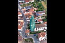 Vue aérienne de Tour d'église échafaudé et toit de tour de l'église catholique à le quartier Ottersheim in Ottersheim bei Landau dans le département Rhénanie-Palatinat, Allemagne