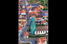 Échafaudage d'église catholique de Leidner GmbH Gerüstbau, Landau à le quartier Ottersheim in Ottersheim bei Landau dans le département Rhénanie-Palatinat, Allemagne vue du ciel
