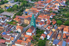 Échafaudage d'église catholique de Leidner GmbH Gerüstbau, Landau à le quartier Ottersheim in Ottersheim bei Landau dans le département Rhénanie-Palatinat, Allemagne vu d'un drone