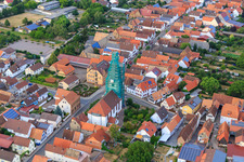 Vue aérienne de Échafaudage d'église catholique de Leidner GmbH Gerüstbau, Landau à le quartier Ottersheim in Ottersheim bei Landau dans le département Rhénanie-Palatinat, Allemagne