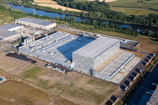 Vue aérienne de Les locaux de l'usine Pfälzer Erfrischungs Drinks GmbH à Wörth am Rhein dans le département Rhénanie-Palatinat, Allemagne