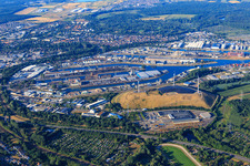 Photographie aérienne de Verkehrs Betriebe Karlsruhe GmbH - Depot West et Windpark Deponie West (Energieberg) devant les ports rhénans de Karlsruhe du nord à le quartier Knielingen in Karlsruhe dans le département Bade-Wurtemberg, Allemagne