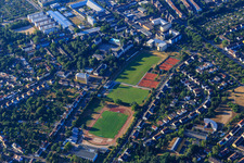 Vue aérienne de Terrains de sport de la communauté sportive Karlsruhe et du FC West Karlsruhe 1932 ainsi que courts de tennis du TC Karlsruhe-West eV à le quartier Nordweststadt in Karlsruhe dans le département Bade-Wurtemberg, Allemagne