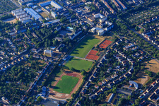 Vue aérienne de Terrains de sport de la communauté sportive Karlsruhe et du FC West Karlsruhe 1932 ainsi que courts de tennis du TC Karlsruhe-West eV à le quartier Nordweststadt in Karlsruhe dans le département Bade-Wurtemberg, Allemagne