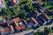 Longue rue à le quartier Schluttenbach in Ettlingen dans le département Bade-Wurtemberg, Allemagne depuis l'avion