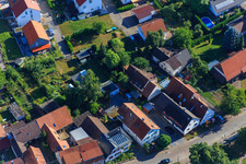 Vue d'oiseau de Longue rue à le quartier Schluttenbach in Ettlingen dans le département Bade-Wurtemberg, Allemagne