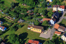 Vue aérienne de Église catholique de Marie, Reine d'Écosse à le quartier Schluttenbach in Ettlingen dans le département Bade-Wurtemberg, Allemagne
