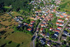 Vue aérienne de Vue de la ville depuis l'est à le quartier Schluttenbach in Ettlingen dans le département Bade-Wurtemberg, Allemagne