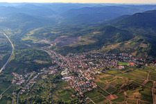 Vue aérienne de Albersweiler à Siebeldingen dans le département Rhénanie-Palatinat, Allemagne